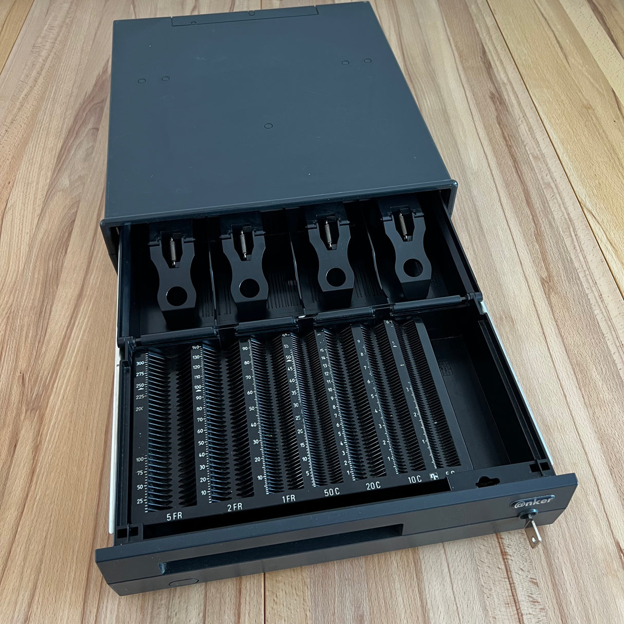 Anker Kassenschublade mit Zählrahmen 1